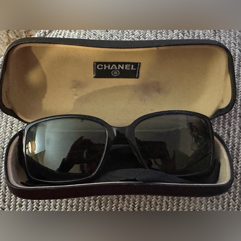 CHANEL Elegant Black Sunglasses